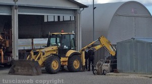 L'imprendore Anselmi mentre parla con i carabinieri