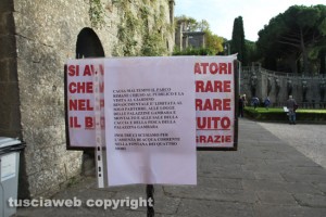 Viterbo - Il cartello affisso all'entrata di villa Lante a seguito della caduta del leccio sulla fontana del Gambero