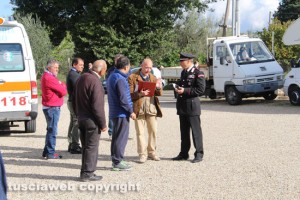 Bagnaia - Carabinieri e addetti nell'impresa di Angelo Anselmi