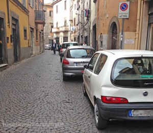 Viterbo - Auto parcheggiate sul marciapiede in via San Luca