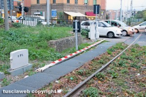 Viterbo - Piazzale Gramsci - Crolla sbarra del passaggio a livello