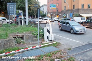 Viterbo - Piazzale Gramsci - Crolla sbarra del passaggio a livello