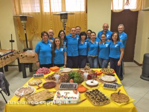 I volontari che hanno allestito il pranzo
