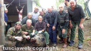 Il cinghiale maschio dal peso di 172,3 kg con la squadra che lo ha abbattuto