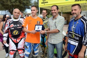 Montalto di Castro - Mare & moto - Il sindaco Stefano Caci premia il vincitore dell'edizione 2013