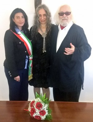 L'artista italoargentino con la moglie e il sindaco di MartaL'artista italoargentino con la moglie e il sindaco di Marta