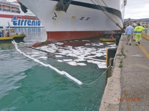 Civitavecchia - Bonificato lo sversamento di combustibile in porto