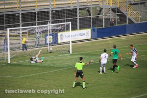 Viterbese Castiadas - Il rigore di Giannone che segna l'1 a 0
