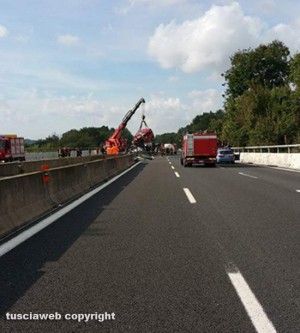 Si ribalta cisterna sull'A1