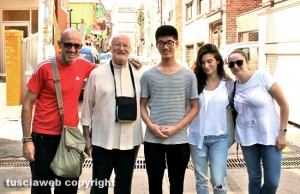 L'artista coreano Kim Jae Hyun con don Gianni Carparelli