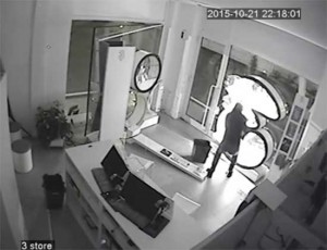 Viterbo - Furto al negozio 3 - I ladri ripresi dalle videocamere