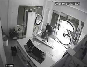 Viterbo - Furto al negozio 3 - I ladri ripresi dalle videocamere