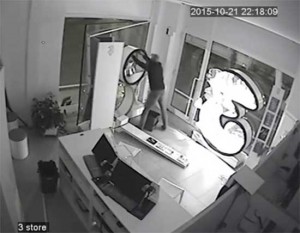 Viterbo - Furto al negozio 3 - I ladri ripresi dalle videocamere