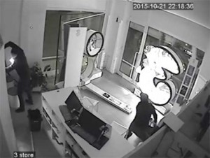 Viterbo - Furto al negozio 3 - I ladri ripresi dalle videocamere