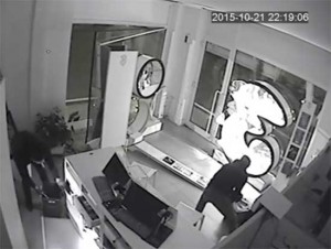 Viterbo - Furto al negozio 3 - I ladri ripresi dalle videocamere