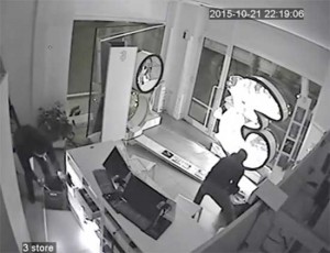 Viterbo - Furto al negozio 3 - I ladri ripresi dalle videocamere