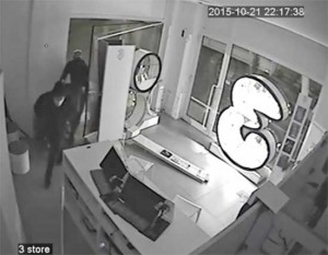 Viterbo - Furto al negozio 3 - I ladri ripresi dalle videocamere