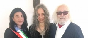 L'artista italoargentino con la moglie e il sindaco di Marta