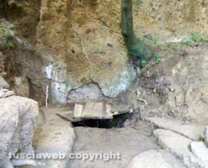 Grotte scalina - La finta porta e l dromos ancora non scavato