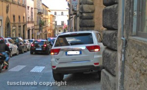Viterbo - Il suv parcheggiato sul marciapiede di via Cavour