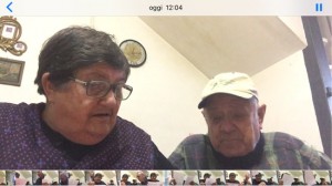 Valli Desiderio insieme alla moglie mentre guarda le foto-ricordo di Pasolini