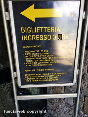 Viterbo - Il cartello all'ingresso del museo civico
