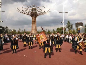 Milano - Le sbandieratrici Centro storico a Expo