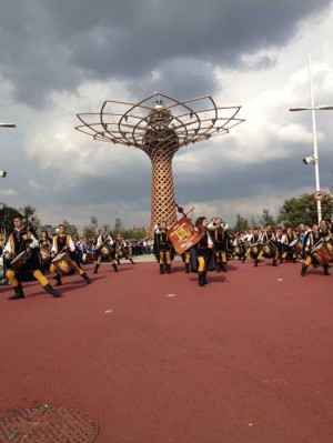 Milano - Le sbandieratrici Centro storico a Expo