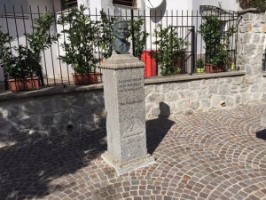 Busto in onore di Pasolini sulla piazza di Chia