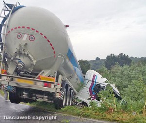 Camion fuori strada sulla Tuscanese
