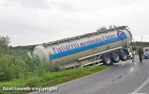 Camion fuori strada sulla Tuscanese