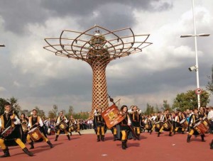 Milano - Le sbandieratrici Centro storico a Expo