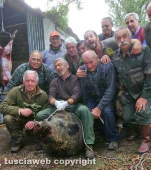 Il cinghiale maschio dal peso di 172,3 kg con la squadra che lo ha abbattuto