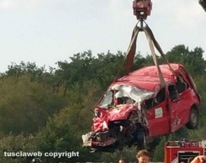 Si ribalta cisterna sull'A1