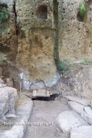 Grotte scalina - La finta porta e l dromos ancora non scavato