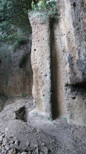 Grotte scalina - Il pilastro ad angolo scavato nella roccia 