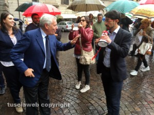 Viterbo - Rsa - La protesta in piazza contro la delibera