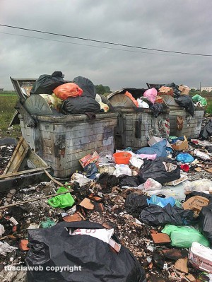 Viterbo - Teverina - I cassonetti dopo l'incendio