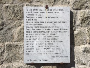 Lapide in omaggio a Pasolini sulla piazza di Chia 