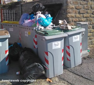 Viterbo - Via Carlo Cattaneo - Cassonetti stracolmi