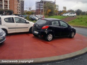 Viterbo - Ponte dell'Elce - Parcheggio selvaggio sulla rotonda