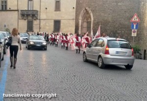 Viterbo - Via Ascenzi - Traffico aperto durante dei festeggiamenti in centro