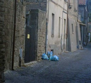 Pianoscarano - Rifiuti lungo una via