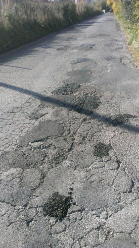Viterbo - Le buche rattoppate in strada Capretta