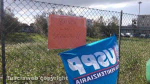 Viterbo - La protesta dell'Uspp fuori dal carcere di Mammagialla