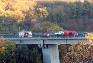 Vallerano - I soccorsi sul ponte dove è precipitata la donna