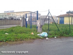 Viterbo - Poggino - Rifiuti lasciati in strada