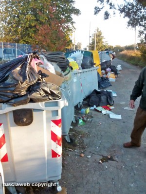 Viterbo - Rifiuti su strada Teverina