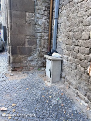 Viterbo - Sporcizia in via Chigi