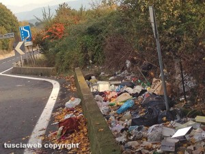 Orte - Rifiuti nelle piazzole della superstrada